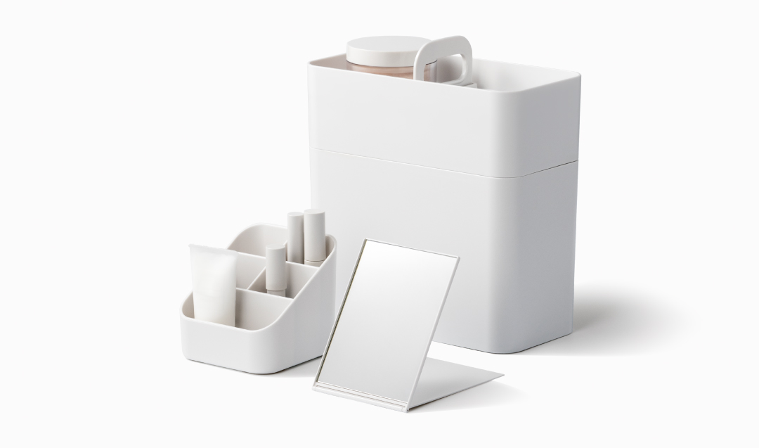 「持ち運びができるメイクボックス_Cosmetic Caddy」がにじいろジーンでご使用いただきました。