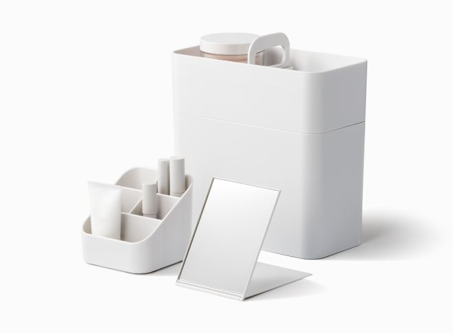 「持ち運びができるメイクボックス_Cosmetic Caddy」がにじいろジーンでご使用いただきました。